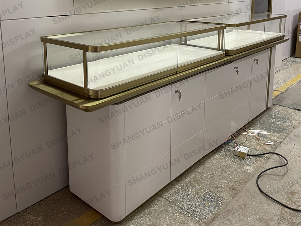 Curved Glass Luxury Jewelry Display Case