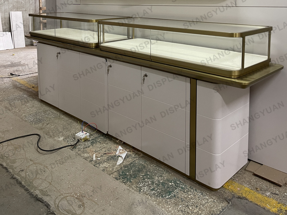 Curved Glass Luxury Jewelry Display Case