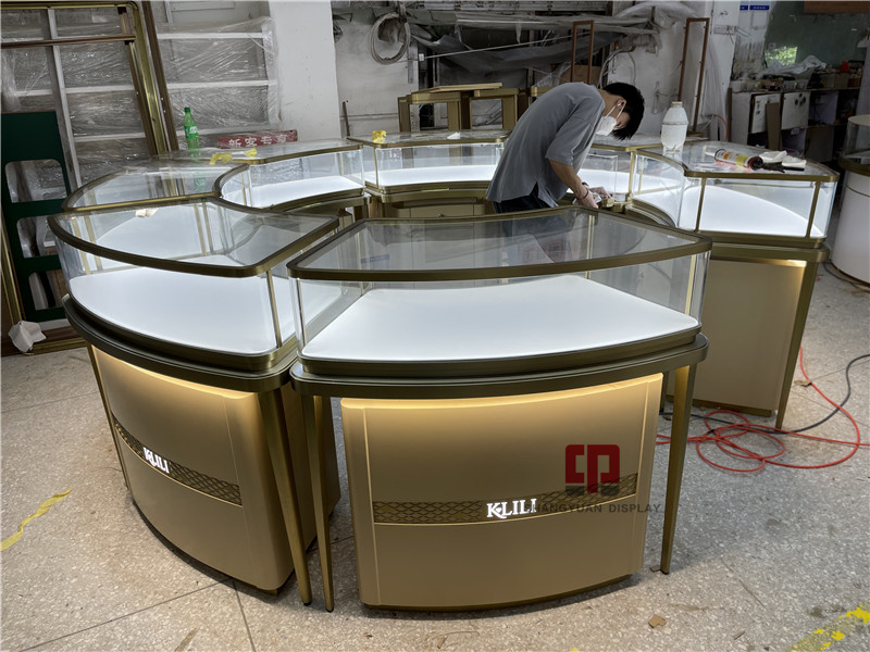 We customized these luxury round jewelry showcases for a jewelry store in Texas, USA