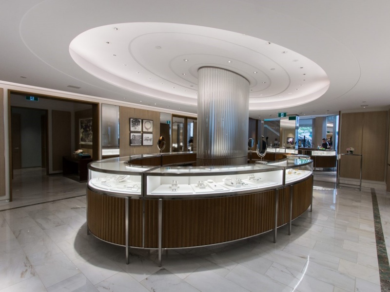 How do I decide the quality of jewelry display cases?