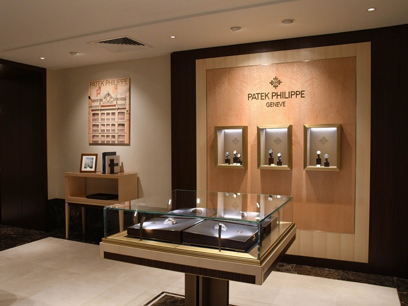 Why should display cases for jewelry match with shop interior design?