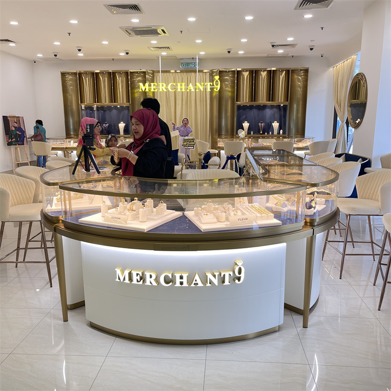 What Effects can Customized Jewelry Display Cabinets Bring to Jewelers?