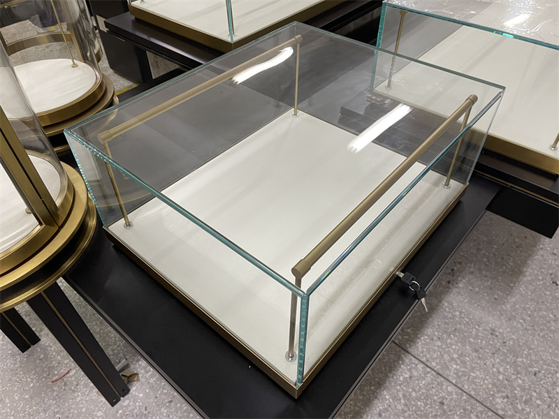 Two Details to Note for the Glass Display Part of Jewelry Showcases